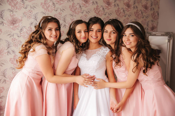 Gride with her bridesmaid hugs and moved clother to each other for group photo - Photo, Image