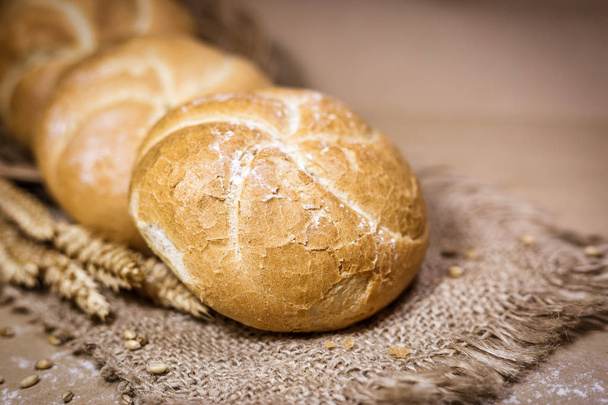 Pane fresco e grano su sfondo rustico
 - Foto, immagini