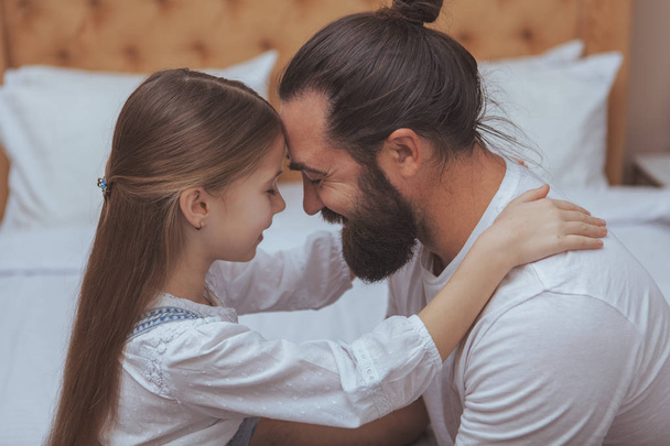 Vater und Tochter genießen gemütlichen Tag zu Hause - Foto, Bild