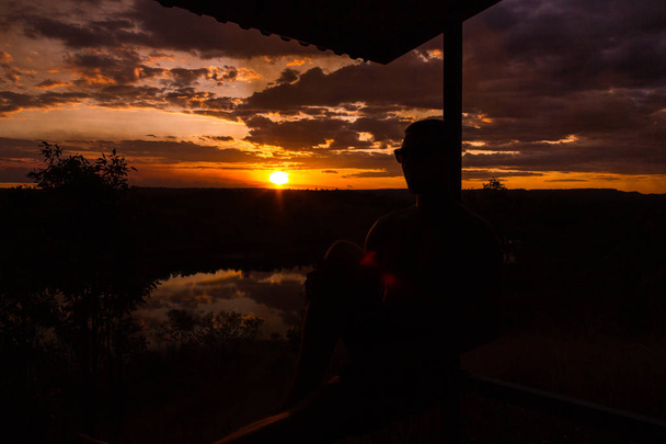 jung man profitant d'un magnifique coucher de soleil dans l'arrière-pays australien avec 1 lacs, Nitmiluk National Park, Australie
 - Photo, image