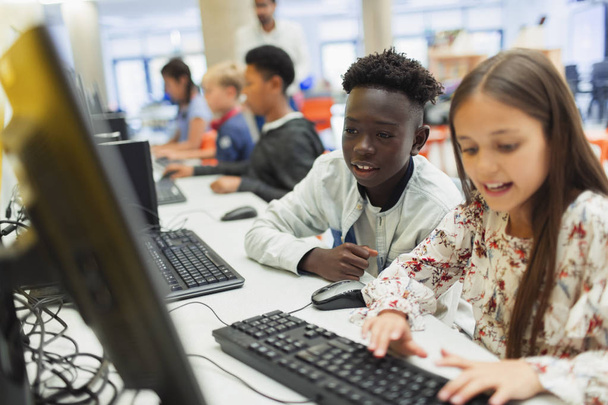 Молодші студенти використовують комп'ютер в комп'ютерній лабораторії
 - Фото, зображення