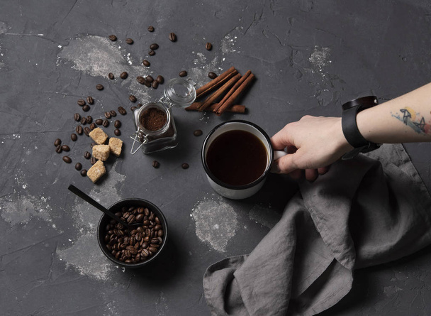χέρι Πάρτε φλιτζάνι φασόλια καφέ σκούρο φόντο το top view εσπρέσο  - Φωτογραφία, εικόνα