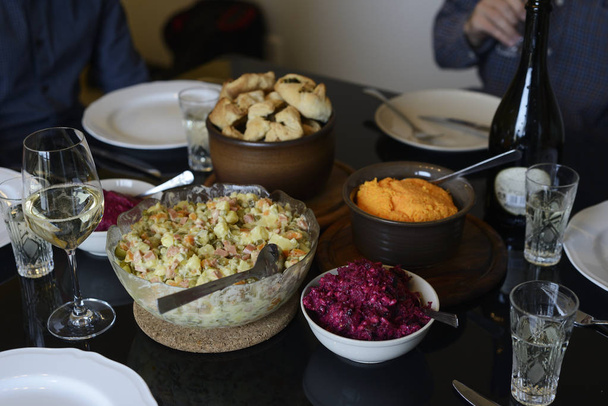 Tischgedeck, Salate, Gläser und eine Flasche Wein - Foto, Bild