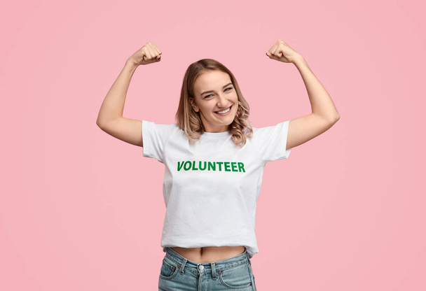 Cheerful volunteer flexing muscles - Фото, зображення