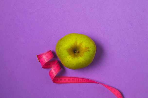 Ernährung, minimales Konzept zur Gewichtsabnahme, gesunde Ernährung - grüner Apfel, - Foto, Bild
