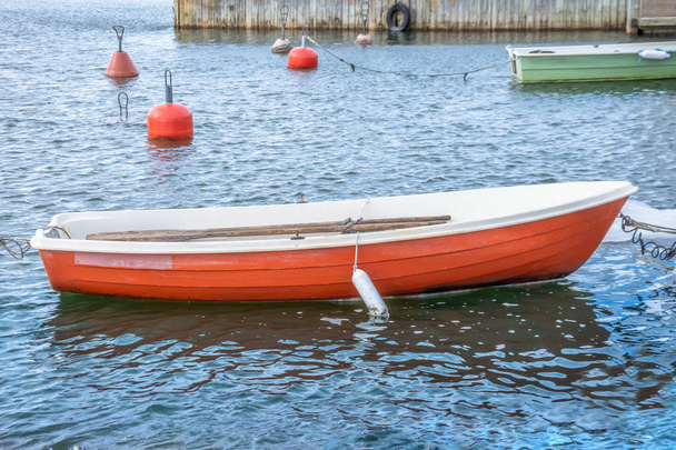 Βάρκα του κόκκινου χρώματος στην προβλήτα στον κόλπο. - Φωτογραφία, εικόνα