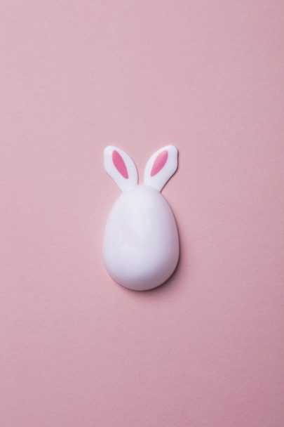 Easter egg with bunny ears on a pastel pink background - Fotografie, Obrázek