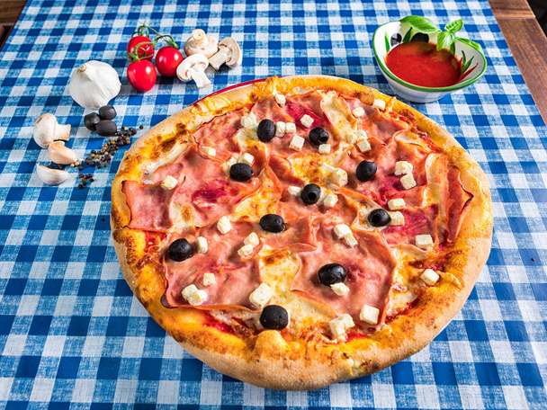 Feta sajt és sonka pizza olajbogyó - Fotó, kép