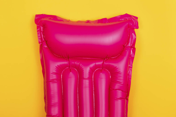 colchón de natación rosa
 - Foto, imagen