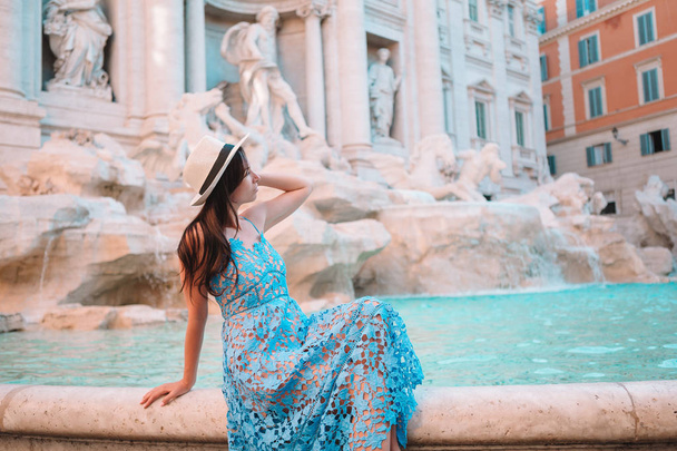 Όμορφη γυναίκα κοιτάζει στο συντριβάνι του Τρέβι κατά τη διάρκεια του ταξιδιού της στη Ρώμη, Ιταλία. Κορίτσι απολαύσετε τις διακοπές της στην Ευρώπη - Φωτογραφία, εικόνα