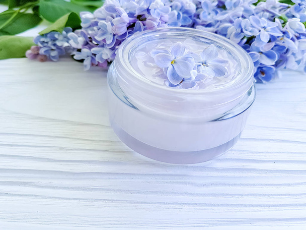 kozmetikai krém, virág lila-fehér fa háttér - Fotó, kép