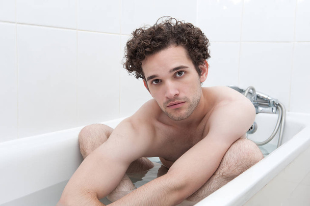 fürödtem, fiatal férfi  - Fotó, kép