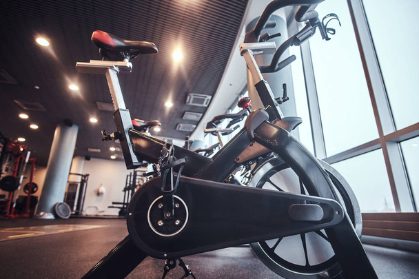Sport, fitness, santé. Vélos d'exercice dans le centre de fitness
.  - Photo, image