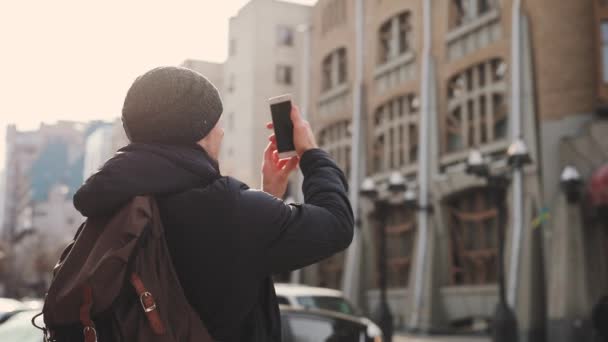 Ο άνθρωπος τουριστικά φωτογράφηση κτιρίων σε δρόμο της πόλης - Πλάνα, βίντεο