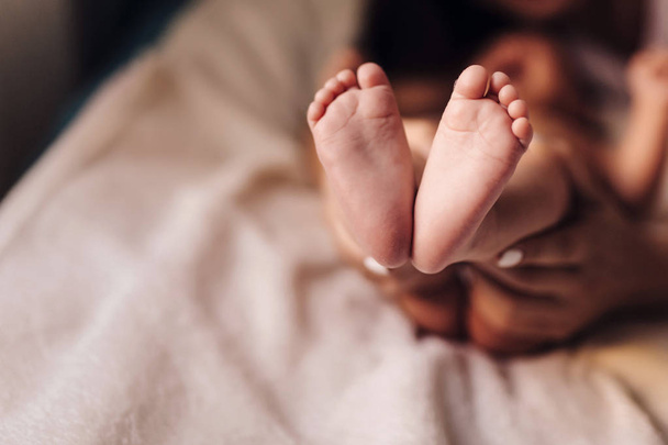 the feet of a small child. Newborn's little fingers. cute little baby feet - Фото, изображение