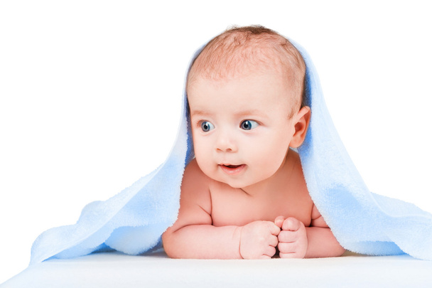 Bébé souriant avec une serviette bleue
 - Photo, image