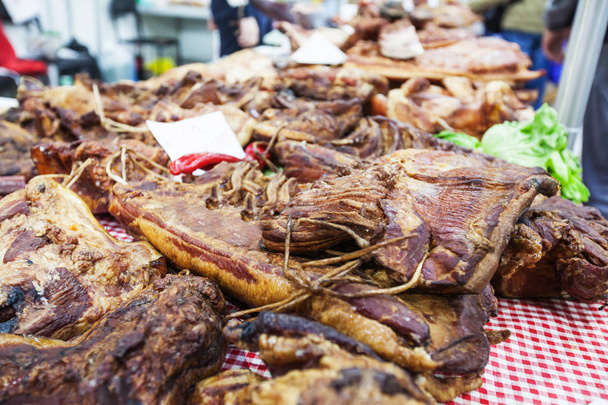 Domowe, tradycyjne potrawy wędzone mięso na lokalnych targowiskach - Zdjęcie, obraz