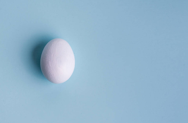 Jarní a velikonoční dovolená concept. Velikonoční vajíčka malovaná modrá a bílá, pastelová barva pozadí. Izolované na bílém. - Fotografie, Obrázek