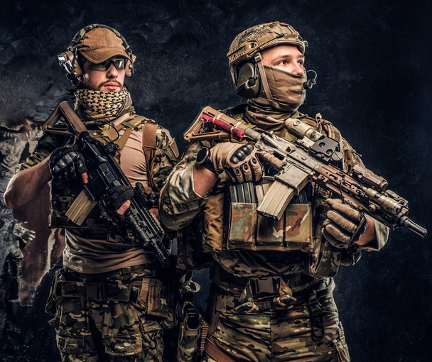 İki Özel Kuvvetler asker taarruz tüfekleri ile tam koruyucu ekipman. Karanlık bir duvara Studio fotoğraf. - Fotoğraf, Görsel