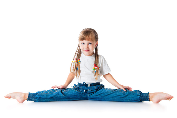 The little girl sits on a twine - Valokuva, kuva