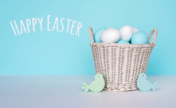 Concepto de vacaciones de primavera y Pascua. Huevos de Pascua pintados de azul y blanco, fondo de color pastel. Aislado sobre blanco
. - Foto, imagen