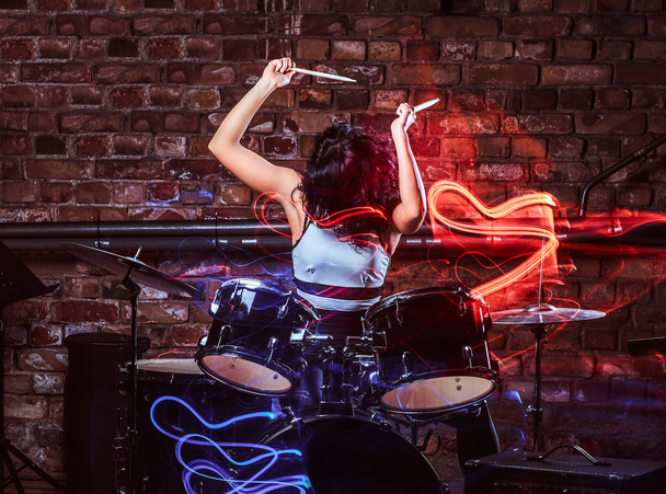 若い女の子ドラムとシンバルの演奏夜のクラブでの生演奏 - 写真・画像
