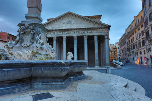 Vista de la basílica del Panteón en el centro de Roma, Italia
 - Foto, imagen