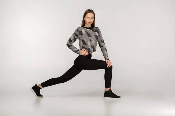 Sporty yogi ragazza bruna in abbigliamento sportivo scuro facendo esercizi
 - Foto, immagini