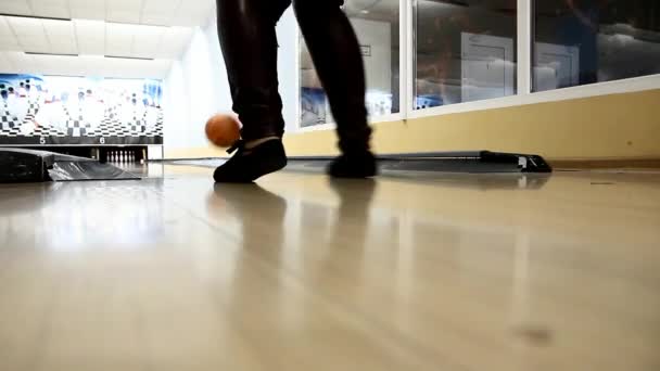 Frau in Lederhose wirft Bowlingkugel - Filmmaterial, Video