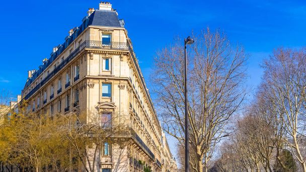 Pariisi, kaunis rakennus, tyypillinen julkisivu bulevard Pereire, tyylikkäällä alueella Ranskan pääkaupungissa
 - Valokuva, kuva