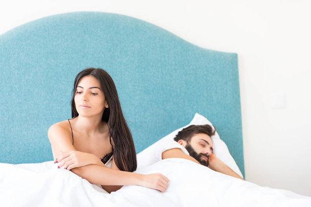 Jovem casal deprimido na cama - conceito de problemas da vida diurna
 - Foto, Imagem