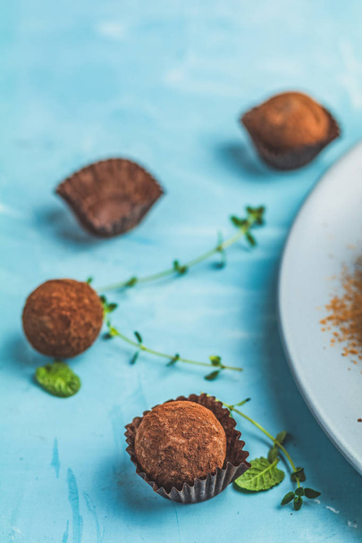 Kakaové kuličky, ručně vyráběné čokoládové kuličky koláče v modré liště - Fotografie, Obrázek