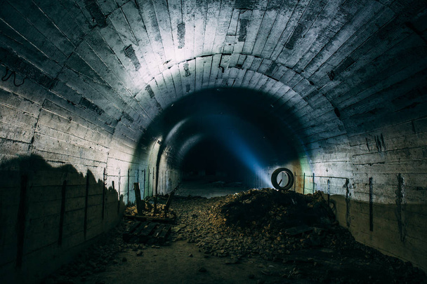 Gruselige unterirdische Tunnel oder Korridore in verlassenen sowjetischen Militärbunker, Industriearchitektur mit gruseliger Atmosphäre - Foto, Bild