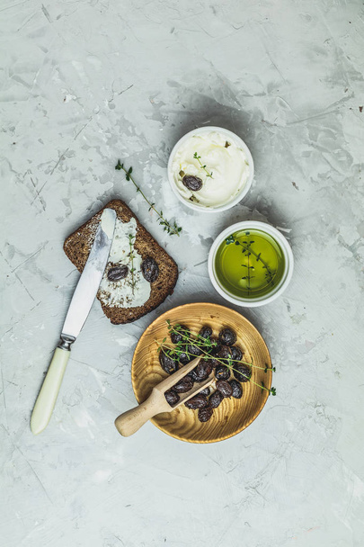 Whole wheat bread cream cheese and dried olives - Foto, Imagem