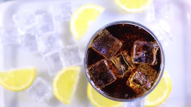 ledová cola cup a plátky citronu a okolí - Záběry, video