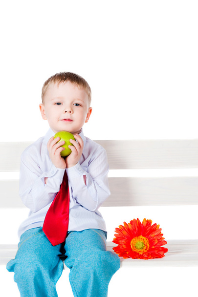 Little boy with an apple - Zdjęcie, obraz