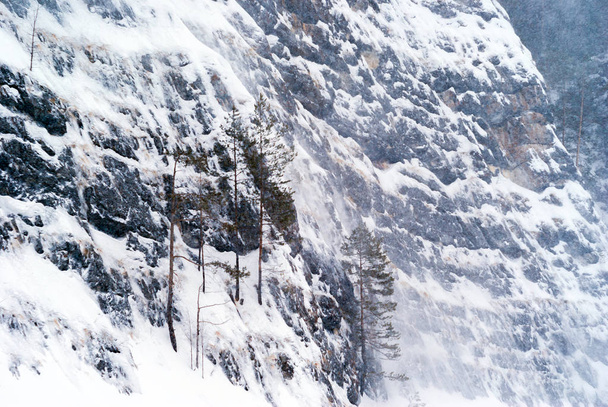 puszta hóval borított sziklák - Fotó, kép