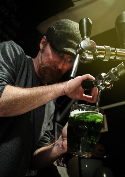 Pouring the green beer - Fotó, kép