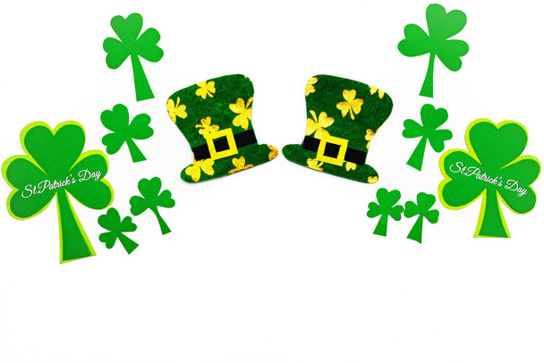 St Patricks день, святковий гном капелюх і зелений трилисники на білому тлі - Фото, зображення
