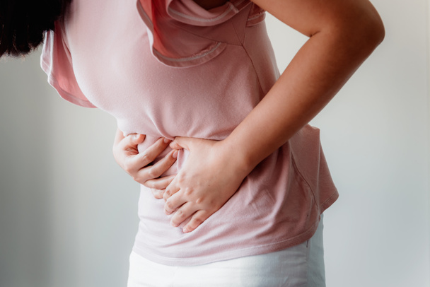 Mulher está tendo dor de estômago ou período menstrual
 - Foto, Imagem