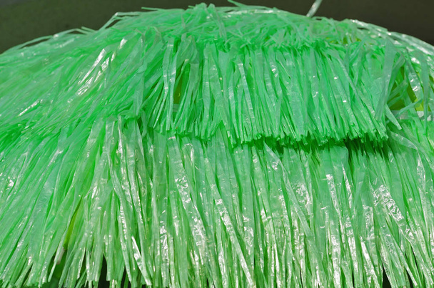 groene kunststof rand op een luifel - Foto, afbeelding