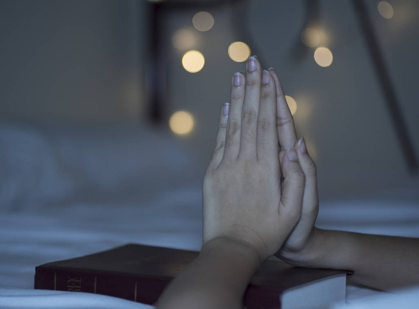 menschliches Handzeichen im Gebet - Foto, Bild