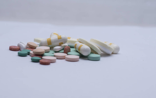Ποικιλίες του σχήματος ιατρικά χάπια - Φωτογραφία, εικόνα