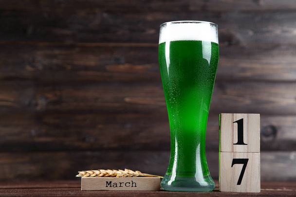 St. Patrick's Day. Glass of green beer with cube calendar and wh - Фото, зображення