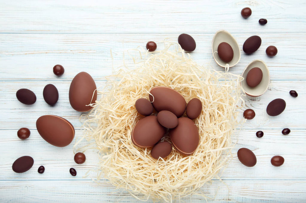 Chocolate easter eggs on wooden table - Fotografie, Obrázek