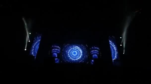 Barevné Bright Stage Lights v koncert modré a bílé světlo reflektorů - Záběry, video