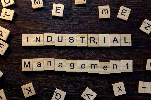 Industriemanagement-Wort aus Scrabble-Buchstaben auf schwarzem Holztisch. - Foto, Bild