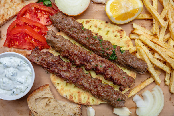 Kebab, comida tradicional turca, carne griega en pan de pita, vista superior
 - Foto, Imagen