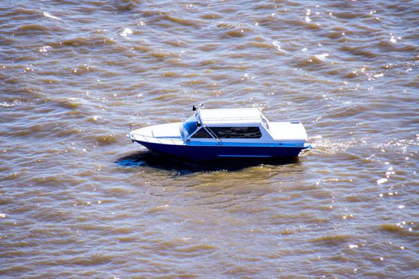 川の上のボート - 写真・画像