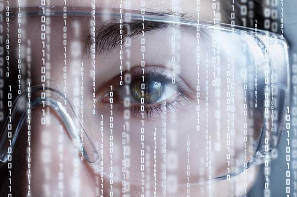 Meio rosto feminino em óculos de realidade virtual com códigos binários
. - Foto, Imagem